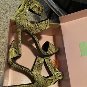 SUPERCUTE Steve Madden Heels